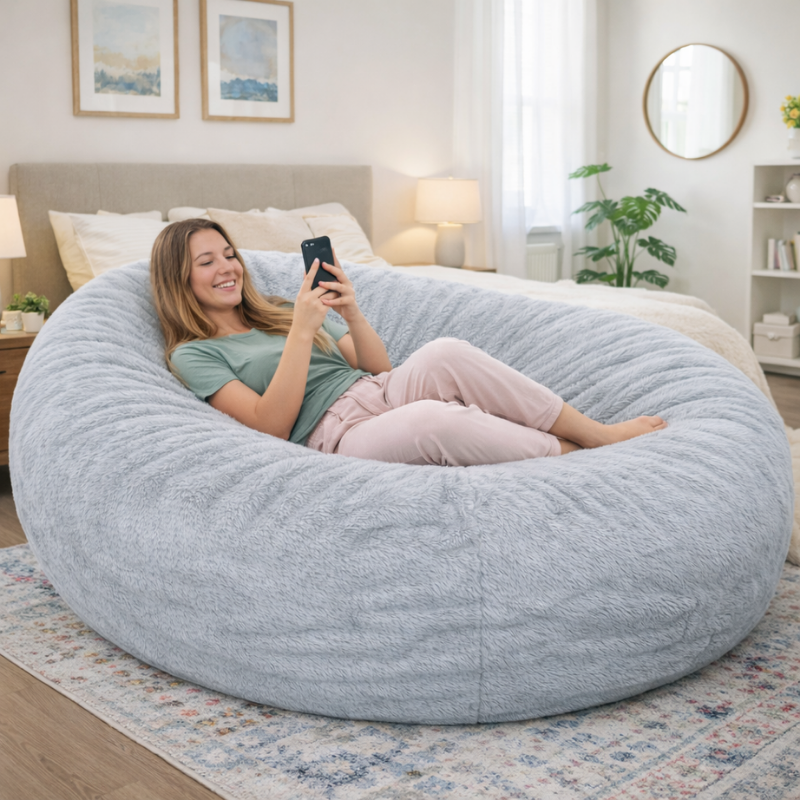 femme allongée sur un pouf long géant en fausse fourrure
