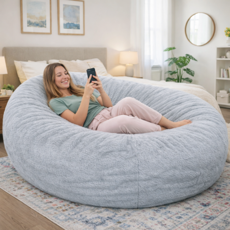 femme allongée sur un pouf long géant en fausse fourrure