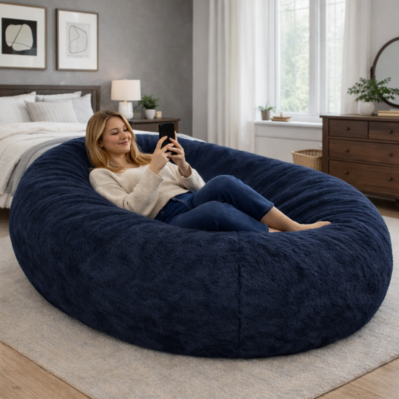 femme allongée sur un pouf long géant en fausse fourrure
