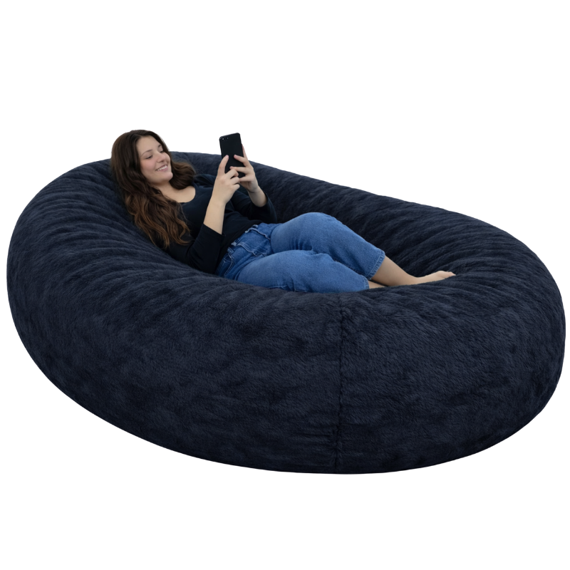femme allongée sur un pouf long géant en fausse fourrure