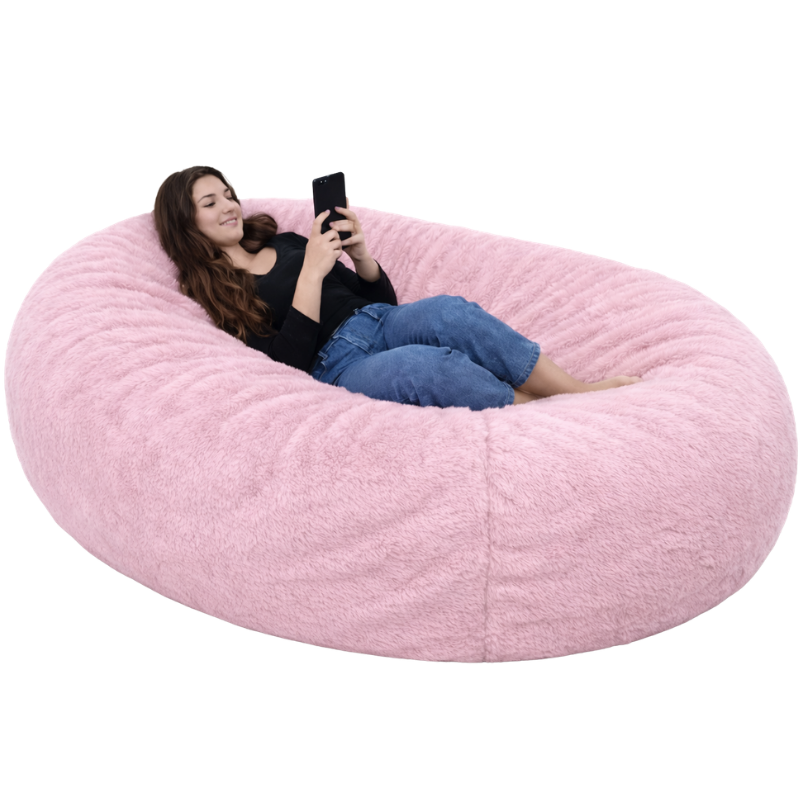 femme allongée sur un pouf long géant en fausse fourrure