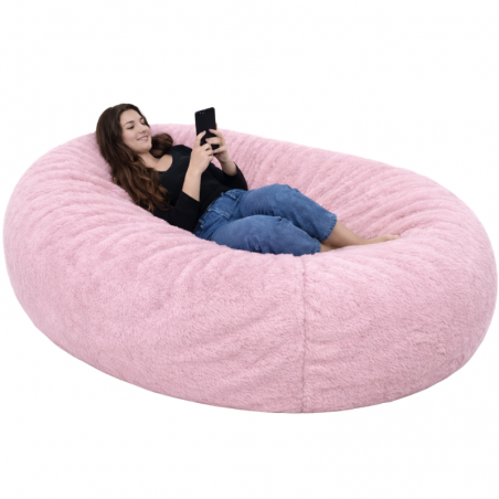 femme allongée sur un pouf long géant en fausse fourrure