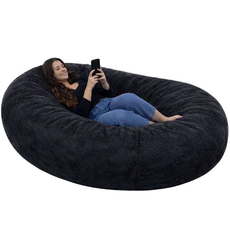 femme allongée sur un pouf long géant en fausse fourrure