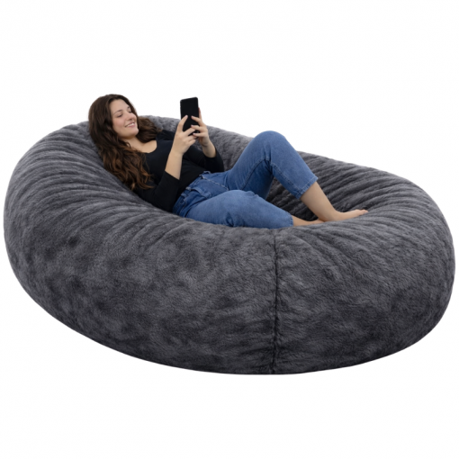 femme allongée sur un pouf long géant en fausse fourrure
