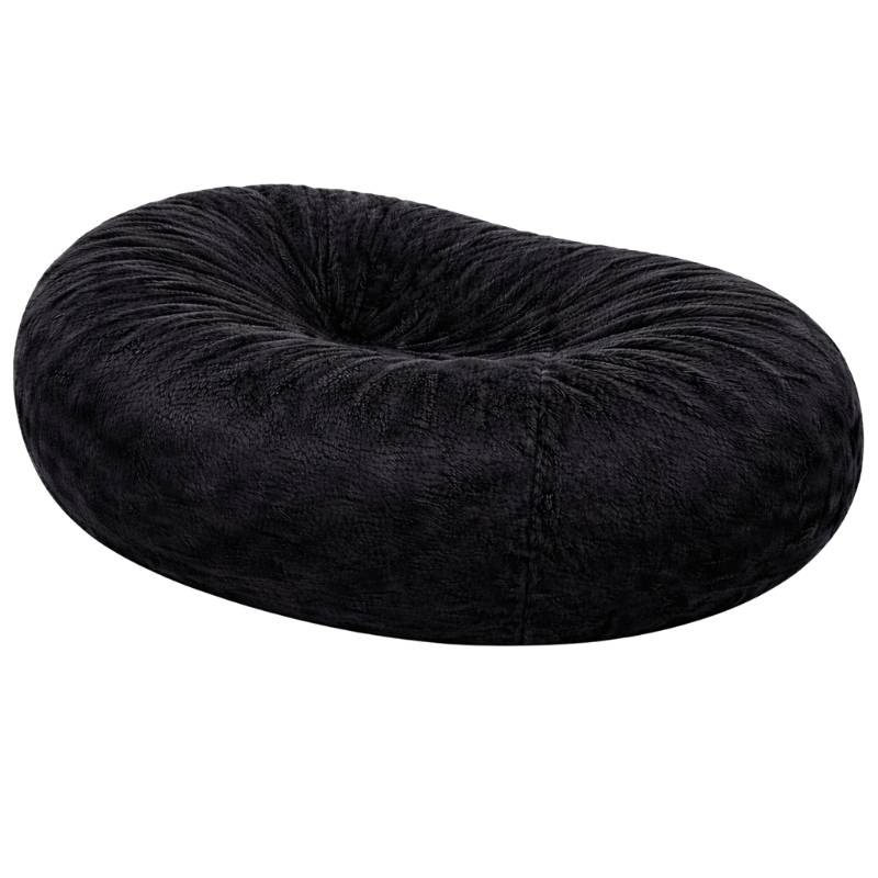 femme allongée sur un pouf long géant en fausse fourrure