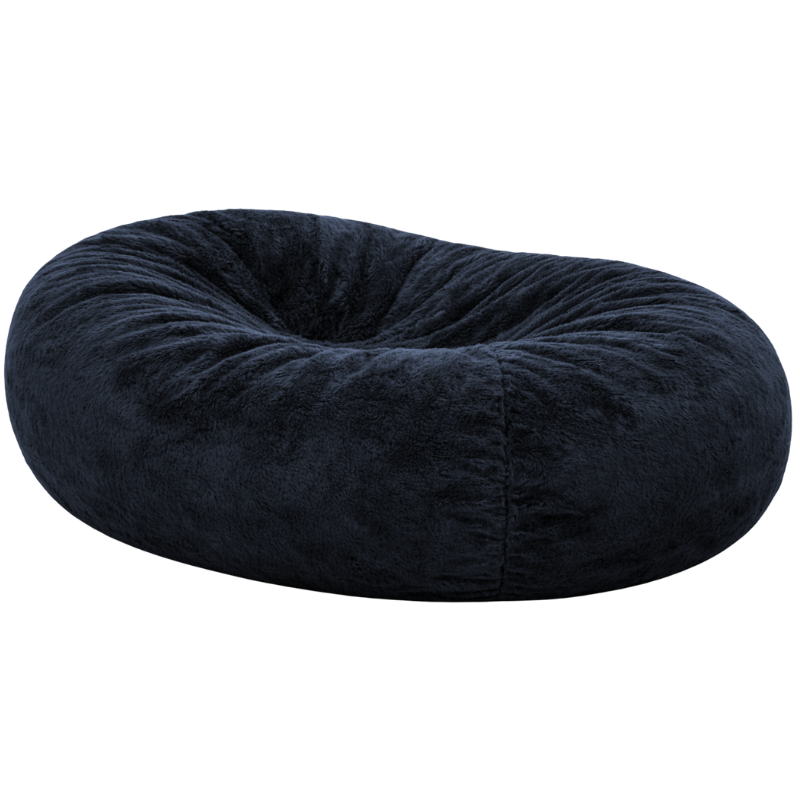femme allongée sur un pouf long géant en fausse fourrure