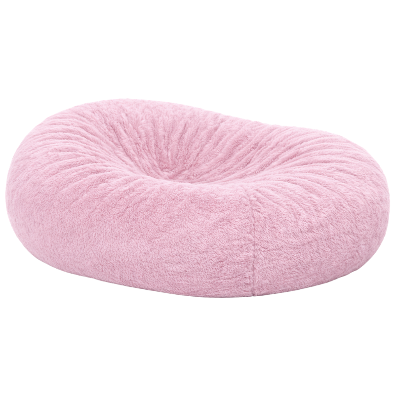 femme allongée sur un pouf long géant en fausse fourrure
