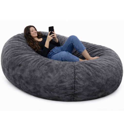 femme allongée sur un pouf long géant en fausse fourrure