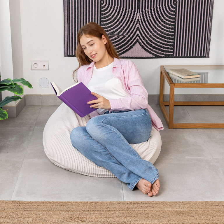 Femme assise sur un pouf poire Bananair