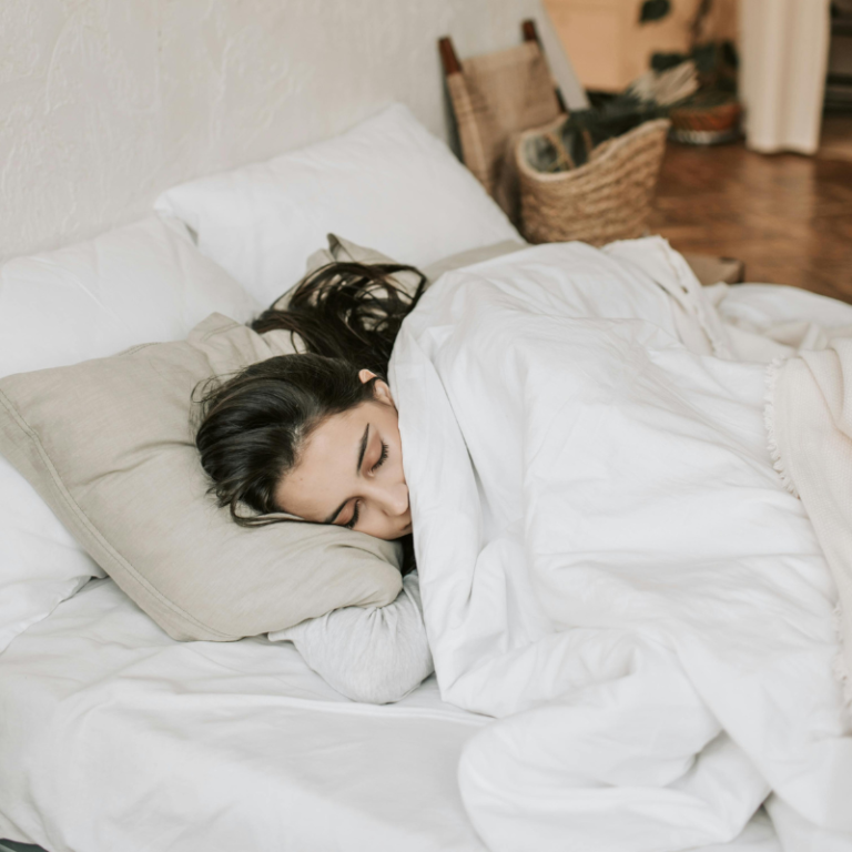 Femme sous une couette