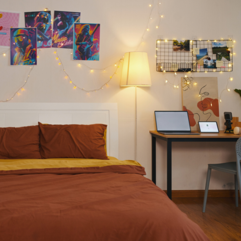 Chambre d'ado avec guirlande lumineuse