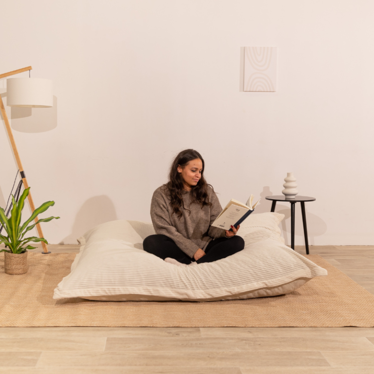 Femme qui lit en assise sur un pouf rectangulaire 140x180 cm