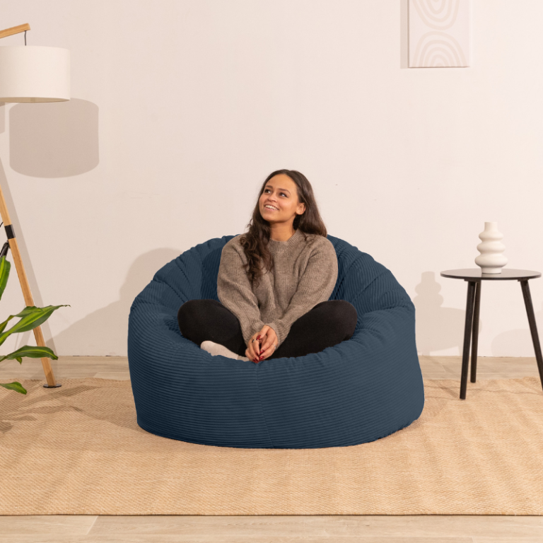 femme assise sur un pouf confortablement