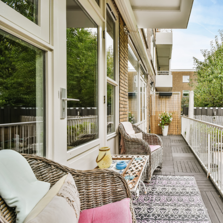 Long balcon aménagé