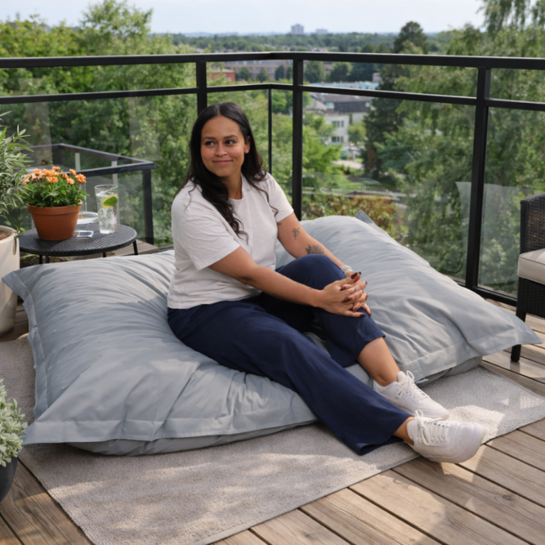 femme assise sur un pouf extérieur